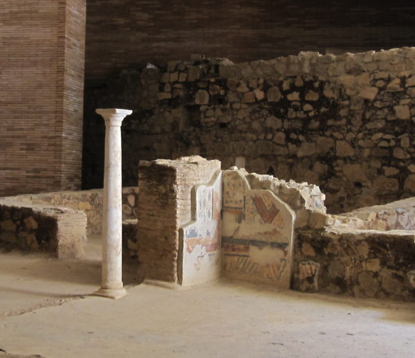 Romeinse zuil en mozaiek